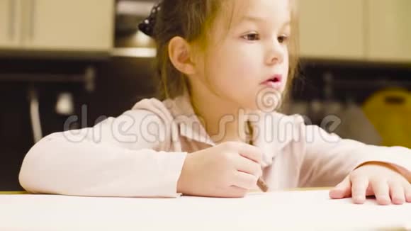 一个女孩在桌子上用纸画蜡笔视频的预览图
