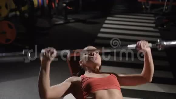 在健身房锻炼的年轻女子视频的预览图