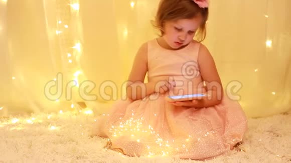 孩子在手机上玩游戏宝贝在智能手机上看视频视频的预览图