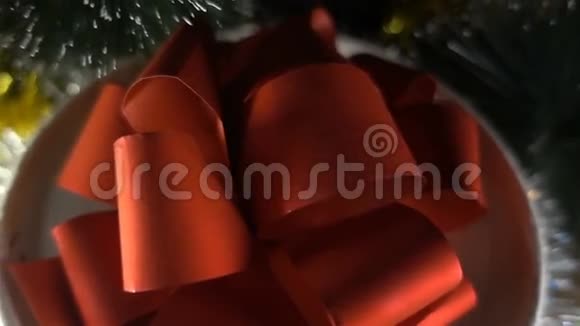 新年有云杉枝和礼品贴心高清圣诞构图视频的预览图