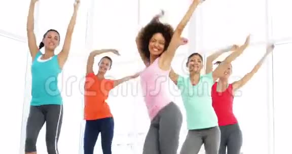 快乐的人跳尊巴舞视频的预览图