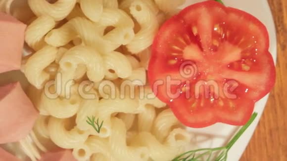 带香肠的意大利面儿童餐的创意美食艺术理念视频的预览图