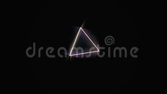 在隧道中通过发光的旋转霓虹灯三角形飞行红色粉红色紫罗兰光谱无缝环动画视频的预览图
