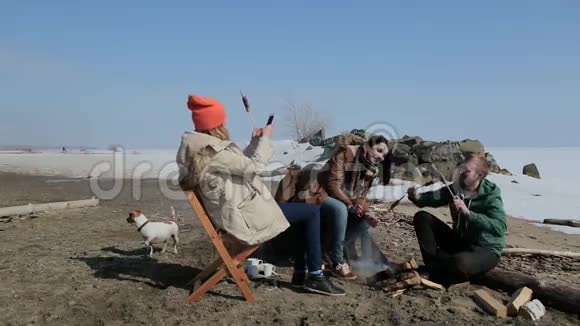 一群人围坐在篝火旁背包旅行视频的预览图