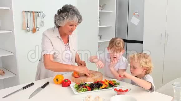 祖母和她的孙子一起做饭视频的预览图
