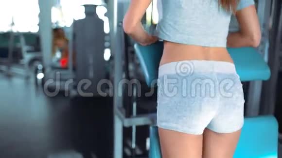 年轻的运动女性在健身房锻炼视频的预览图