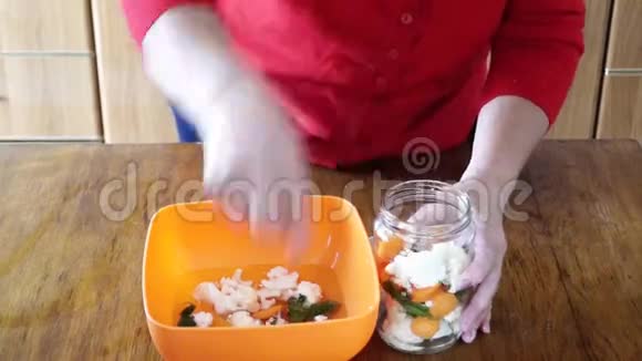 自制泡菜酸黄瓜视频的预览图