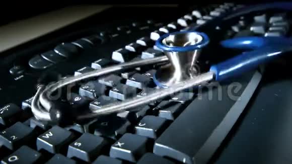 蓝色听诊器掉落并弹到电脑键盘上视频的预览图