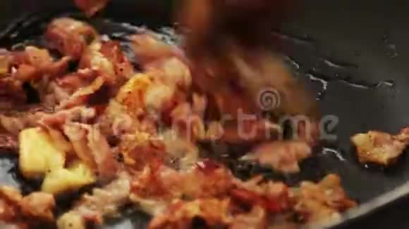 烹饪和制作意大利面条碳粉收据视频的预览图