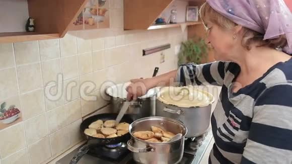 女人在厨房里煮自制食物视频的预览图