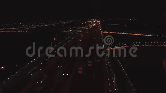 夜间高速公路立交的高空俯视图从上面俯瞰道路交叉口汽车交通和交通堵塞视频的预览图