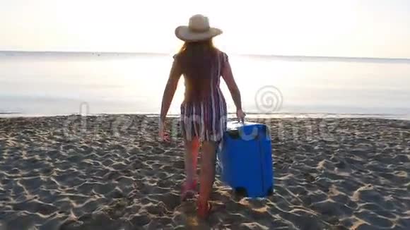 快乐的年轻女子在海滩上奔跑视频的预览图