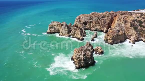 来自葡萄牙拉各斯附近天然岩石的空中视频的预览图
