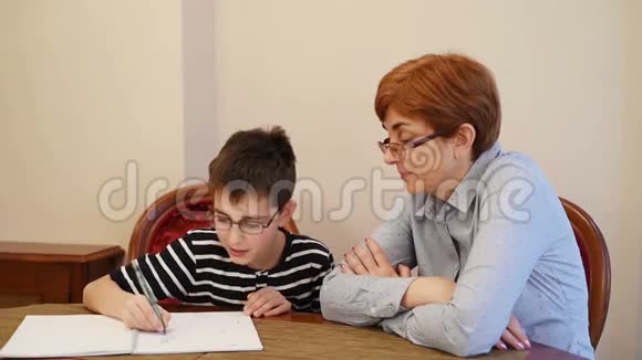 男孩和女人做家庭作业视频的预览图