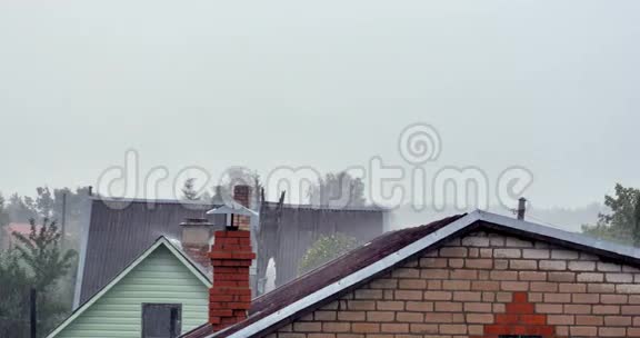 有锡屋顶的雨屋顶的旧木结构雨水视频的预览图