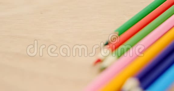 彩色铅笔按对角线排列视频的预览图