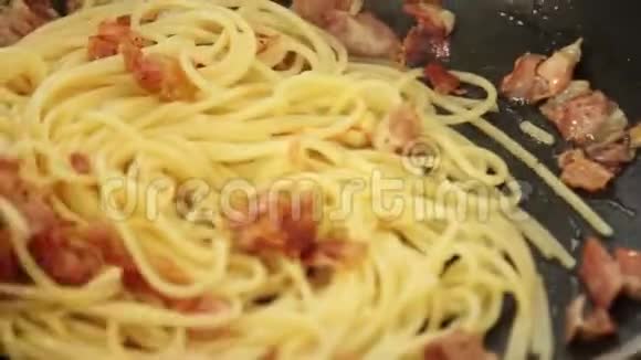 烹饪和食品造型一张斯帕盖蒂卡诺拉收据视频的预览图