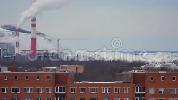 冬季火电站管道冒烟城市景观视频的预览图