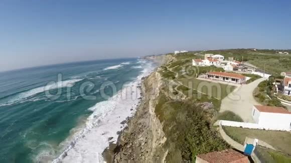 AzenhasdoMar的空中录像位于葡萄牙Sintra附近的悬崖上视频的预览图