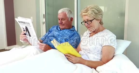 老年夫妇阅读书籍和报纸视频的预览图
