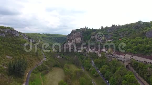 罗卡马多山谷风景山坡上的村庄山顶上的城堡视频的预览图