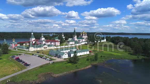 在瓦尔代艾维斯基博戈罗迪茨基斯维亚托艾兹斯基修道院的景色瓦尔代俄罗斯视频的预览图