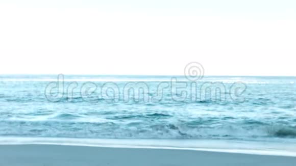 一对健壮的夫妇在海滩上跑步视频的预览图