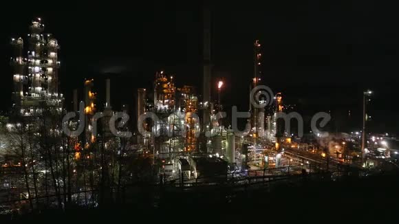 炼油之夜视频的预览图