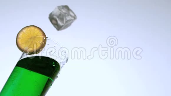冰滴到一杯绿色鸡尾酒里视频的预览图