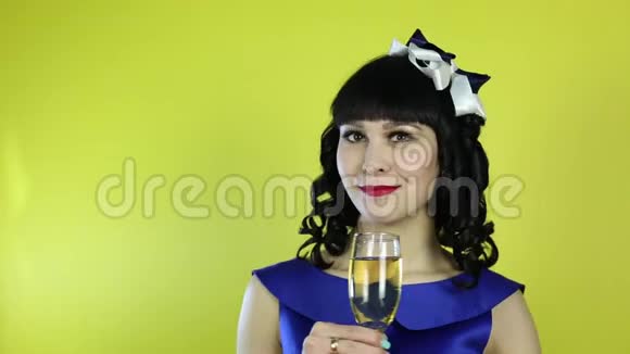 一个拿着一杯香槟的女孩在镜头前微笑视频的预览图