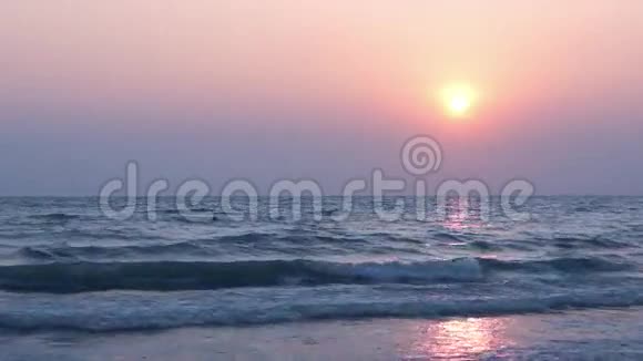 北回归线海域日落的平静景色视频的预览图