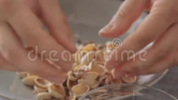女人的手在碗上面打开开心果视频的预览图