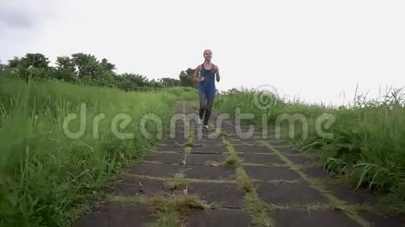 在户外跑步的女人视频的预览图