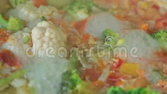 美味的五颜六色的蔬菜视频的预览图