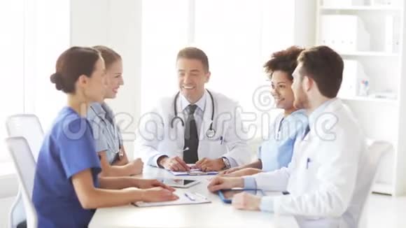 一群快乐的医生双手放在诊所的顶端视频的预览图