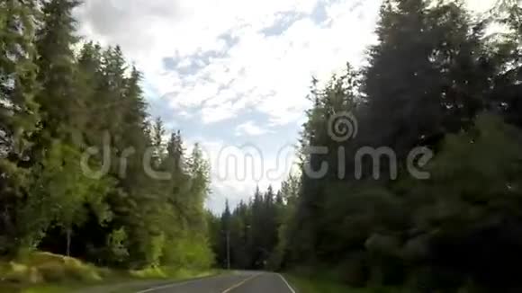 在阿拉斯加的山区公路上行驶视频的预览图