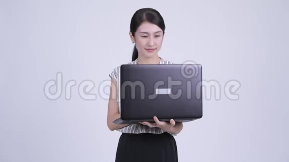 快乐美丽的亚洲女商人思考笔记本电脑视频的预览图