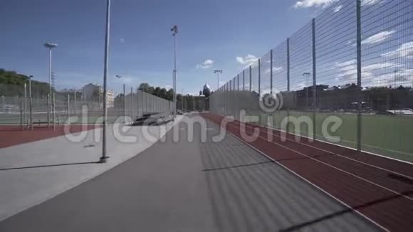 带操场的红色运动场的长板夏季骑行视频的预览图