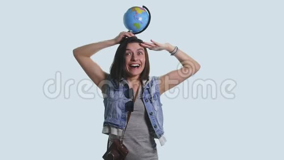 美丽微笑的女人指着它想去的地球视频的预览图