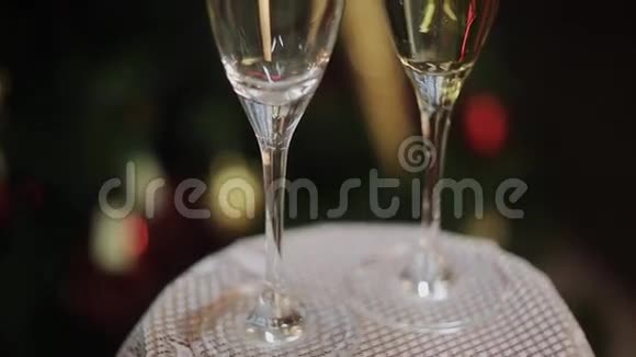 带圣诞树的背景客厅两个香槟酒杯视频的预览图