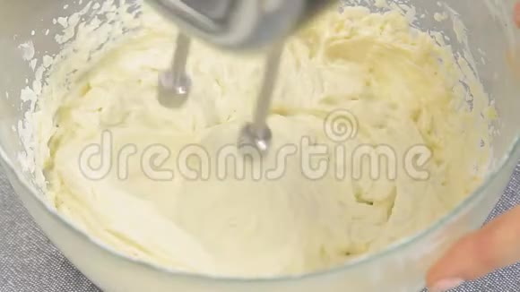 一边做奶油一边做奶酪奶油蛋糕视频的预览图