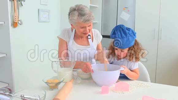 祖母和孙女一起做饭视频的预览图