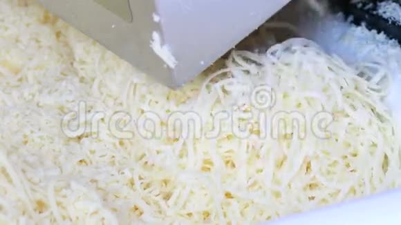在工厂切片芝士机中制作奶酪的过程视频的预览图
