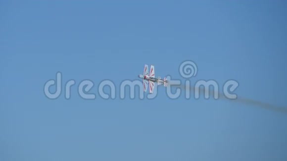 老式螺旋桨双平面在空中飞行飞机飞行时在晴朗的蓝天中飞行视频的预览图