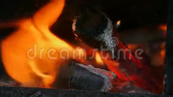 烧焦的木头在火中慢动作视频视频的预览图