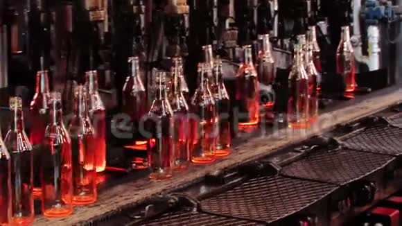 工厂生产果汁或啤酒的玻璃瓶视频的预览图