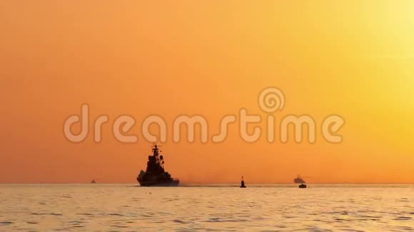 日落时在海上划船视频的预览图