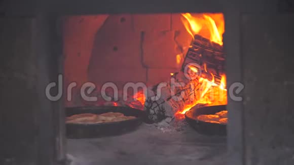 烤箱里烤的小比萨饼着火了慢动作视频厨师在明火上准备糕点烘焙视频的预览图