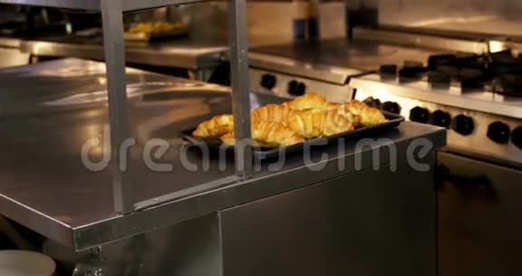 厨师展示牛角面包托盘视频的预览图
