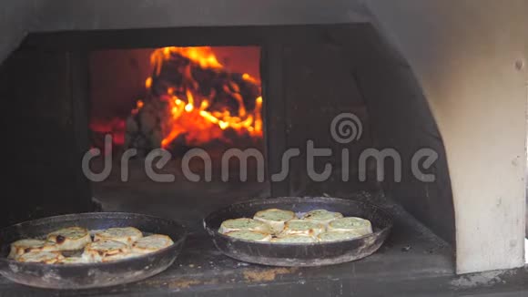 烤箱里烤的小比萨饼着火了慢动作视频厨师在明火上准备生活点心视频的预览图